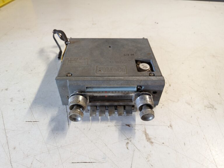1964-1966 Ford Thunderbird original AM radio - Image 2